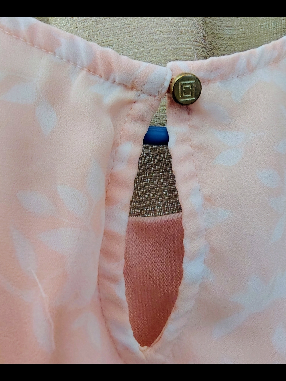 Liz Claiborne Peach and White Floral Pleated Sleeveless Camisole - Picture 3 of 4